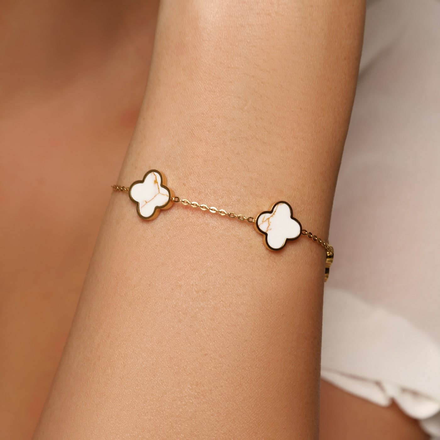 Bracelet trèfle blanc | Plaqué or 18 carats ou acier chirurgical poli