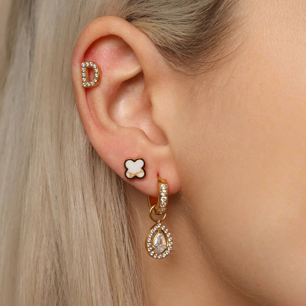 Boucles d'oreilles Trèfle blanc | Plaqué or 18 carats ou acier chirurgical poli