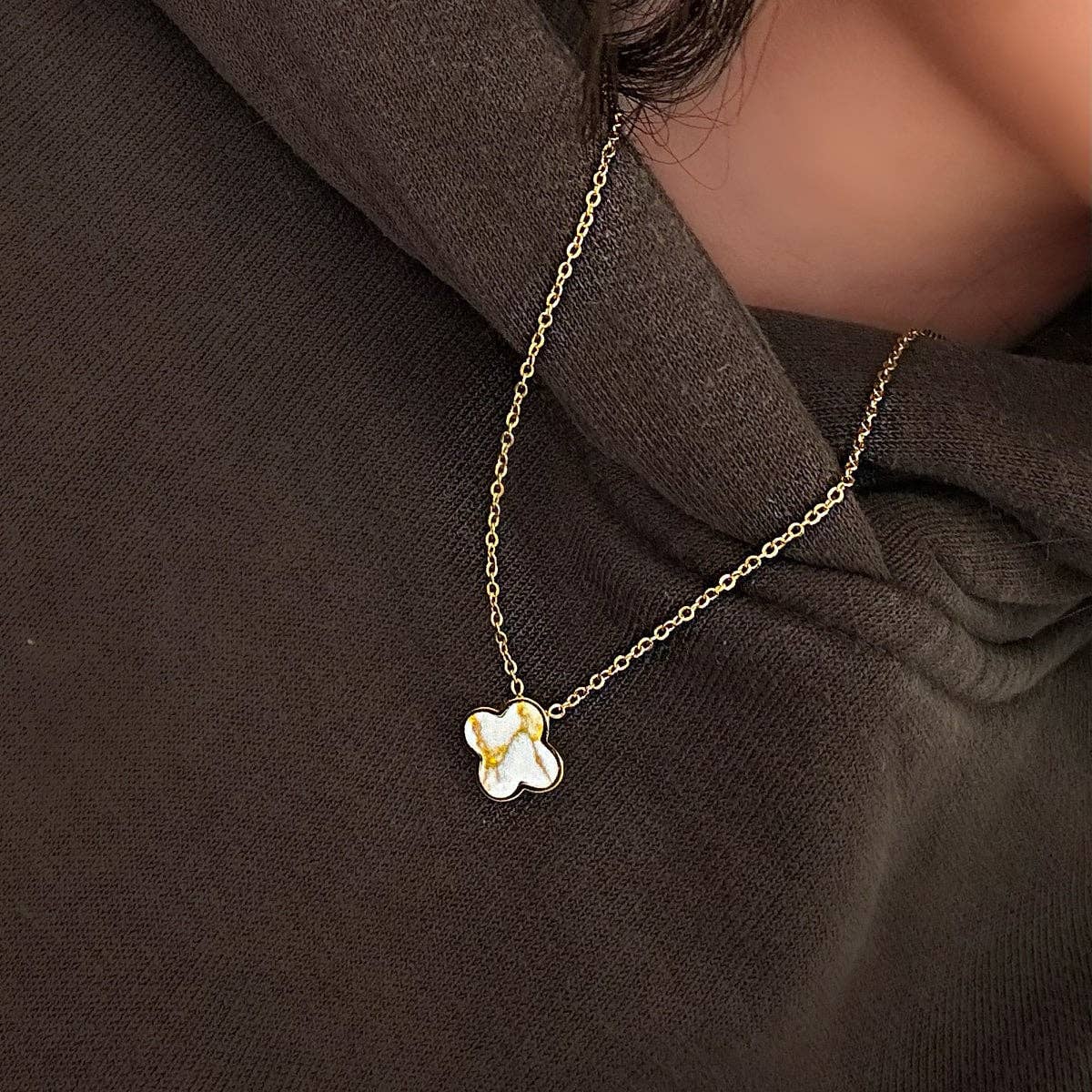 Collier Trèfle Blanc | Plaqué or 18K ou acier chirurgical poli
